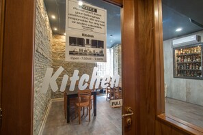 Shared kitchen - Alessandro Palace & Bar - Hostel (Rome)