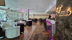 供應早餐、午餐、晚餐；多國菜