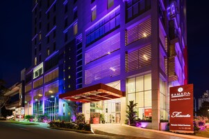 Fachada de la propiedad por la tarde o noche