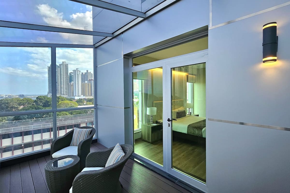 breakfast, lunch, dinner served; international cuisine