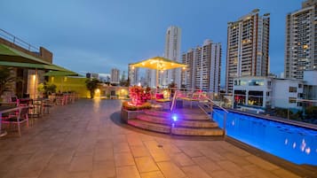 Outdoor pool, pool umbrellas, sun loungers