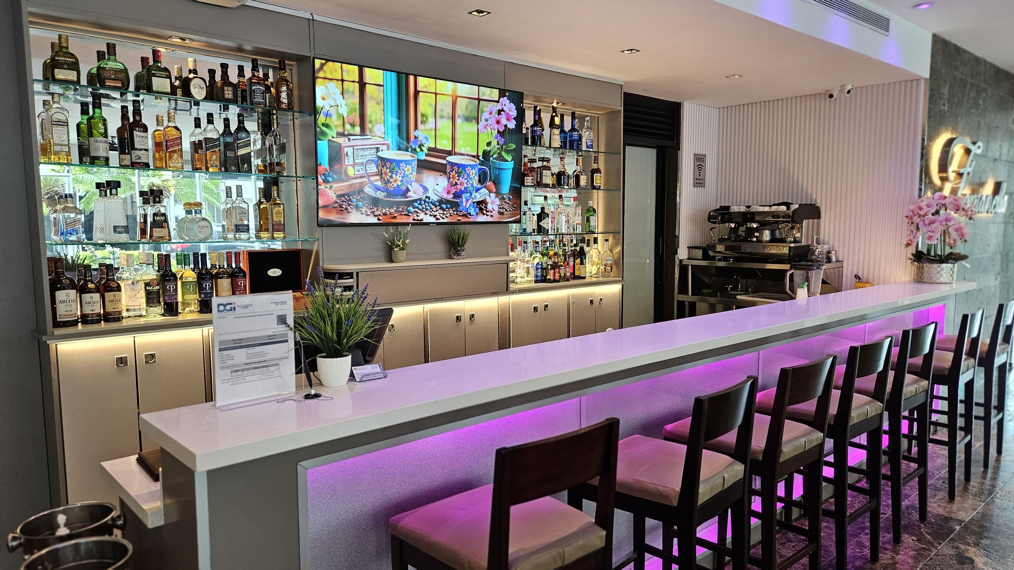 breakfast, lunch, dinner served; international cuisine