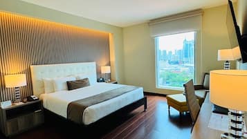 Deluxe Room, 1 King Bed, City View | Premium bedding, minibar, in-room safe, desk