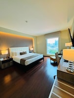 Deluxe Room, 1 King Bed, City View