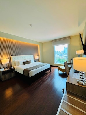 Deluxe-Zimmer, 1 King-Bett, Stadtblick | Hochwertige Bettwaren, Minibar, Zimmersafe, Schreibtisch