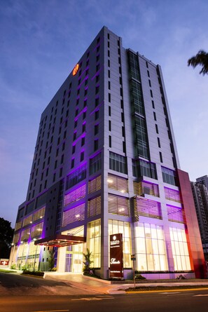 Façade de l’hébergement - soirée/nuit