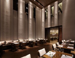 2 間餐廳，供應早餐、午餐和晚餐，國際料理