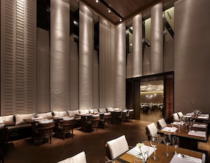 2 restaurants, breakfast, lunch, dinner served; international cuisine - Silks Place Tainan (Tainan)