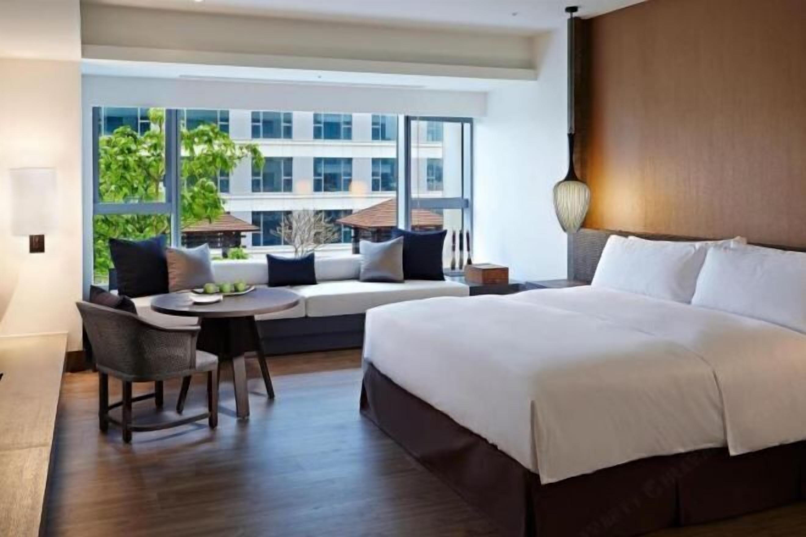 Minibar, in-room safe, soundproofing, free wired Internet