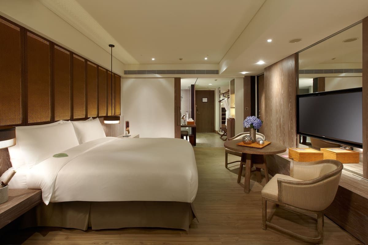 silks suite | minibar, in-room safe, soundproofing, free wired internet