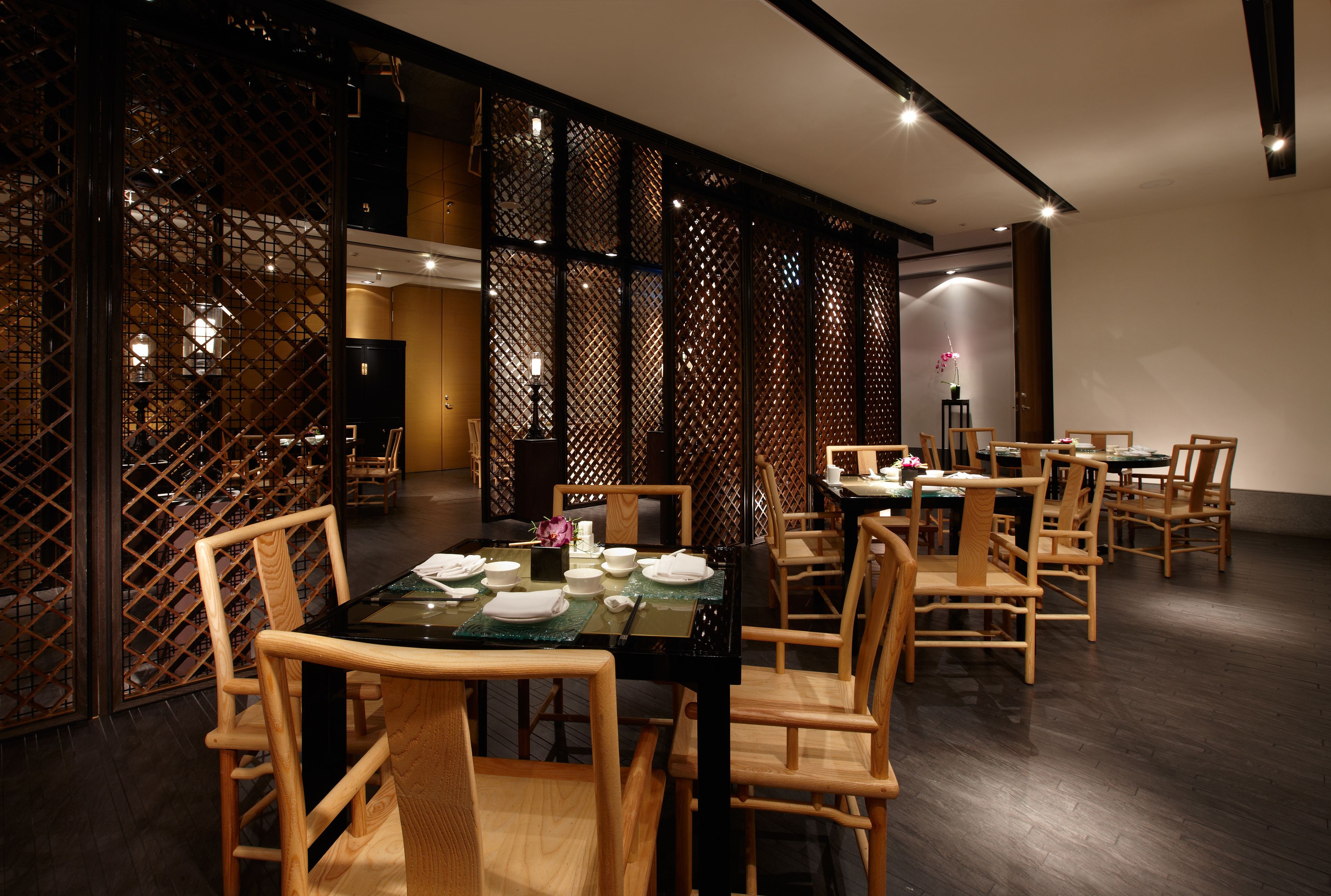 2 restaurants, breakfast, lunch, dinner served; international cuisine