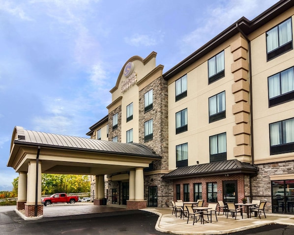 Guests can dine or relax in the hotel's outdoor seating area with tables and chairs.