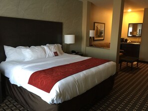 خزنة داخل الغرفة ومكتب ومكواة/لوح كي وواي فاي مجانًا