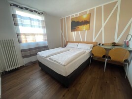 Ropa de cama hipoalergénica, escritorio y cortinas blackout 