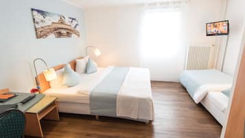 Quarto triplo econômico, 3 camas de solteiro | Roupas de cama antialérgicas, escrivaninha, cortinas blackout
