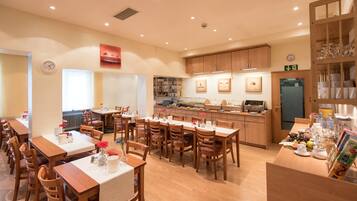 Petit déjeuner buffet servi tous les jours en supplément