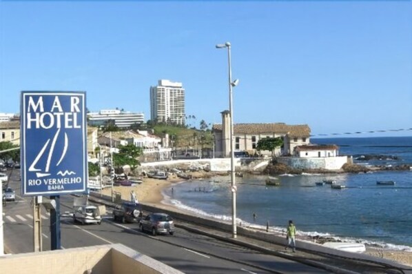 Une enseigne de l’hôtel Mar, avec vue sur la plage de Rio Vermelho et l’océan.