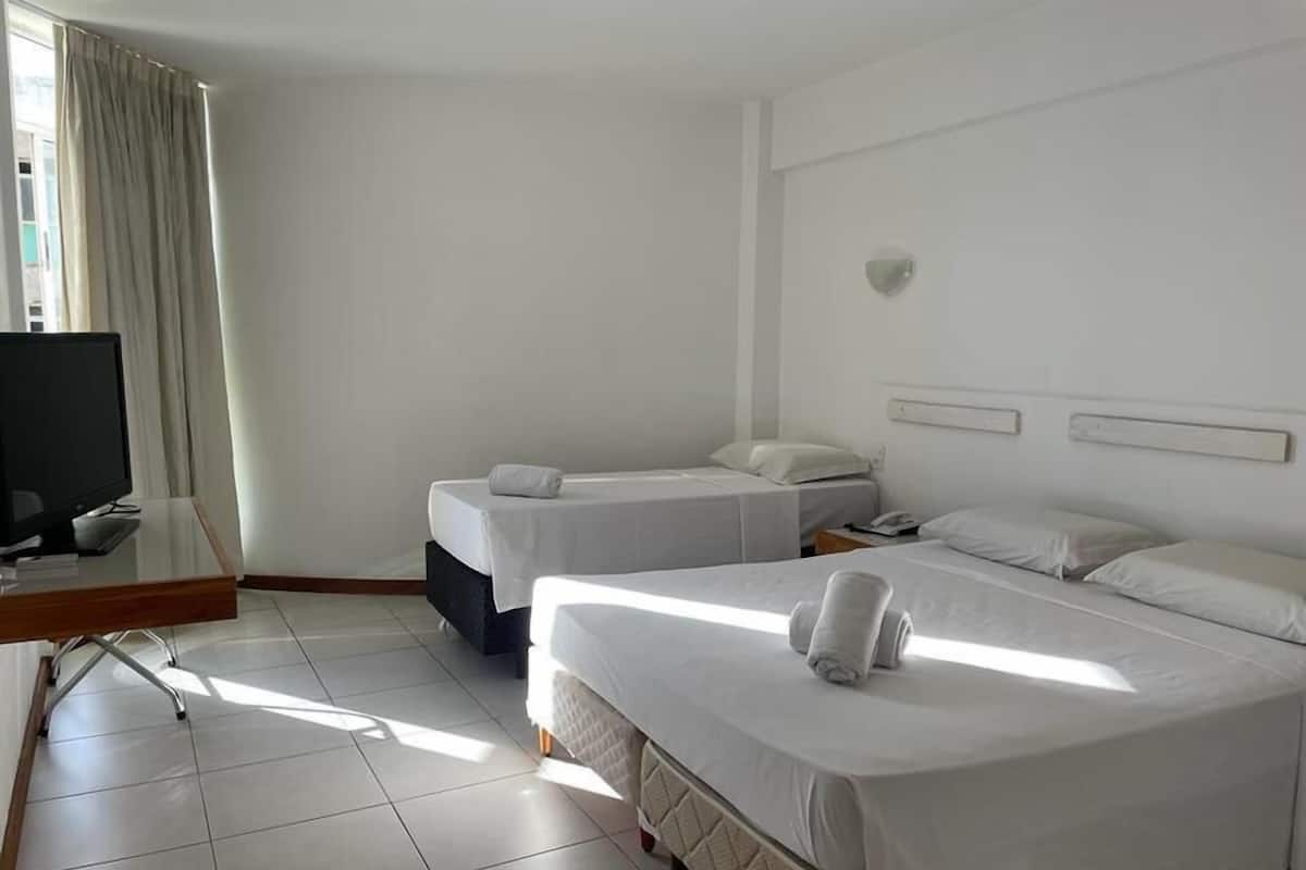 Minibar, escritorio, tabla de planchar con plancha y wifi gratis