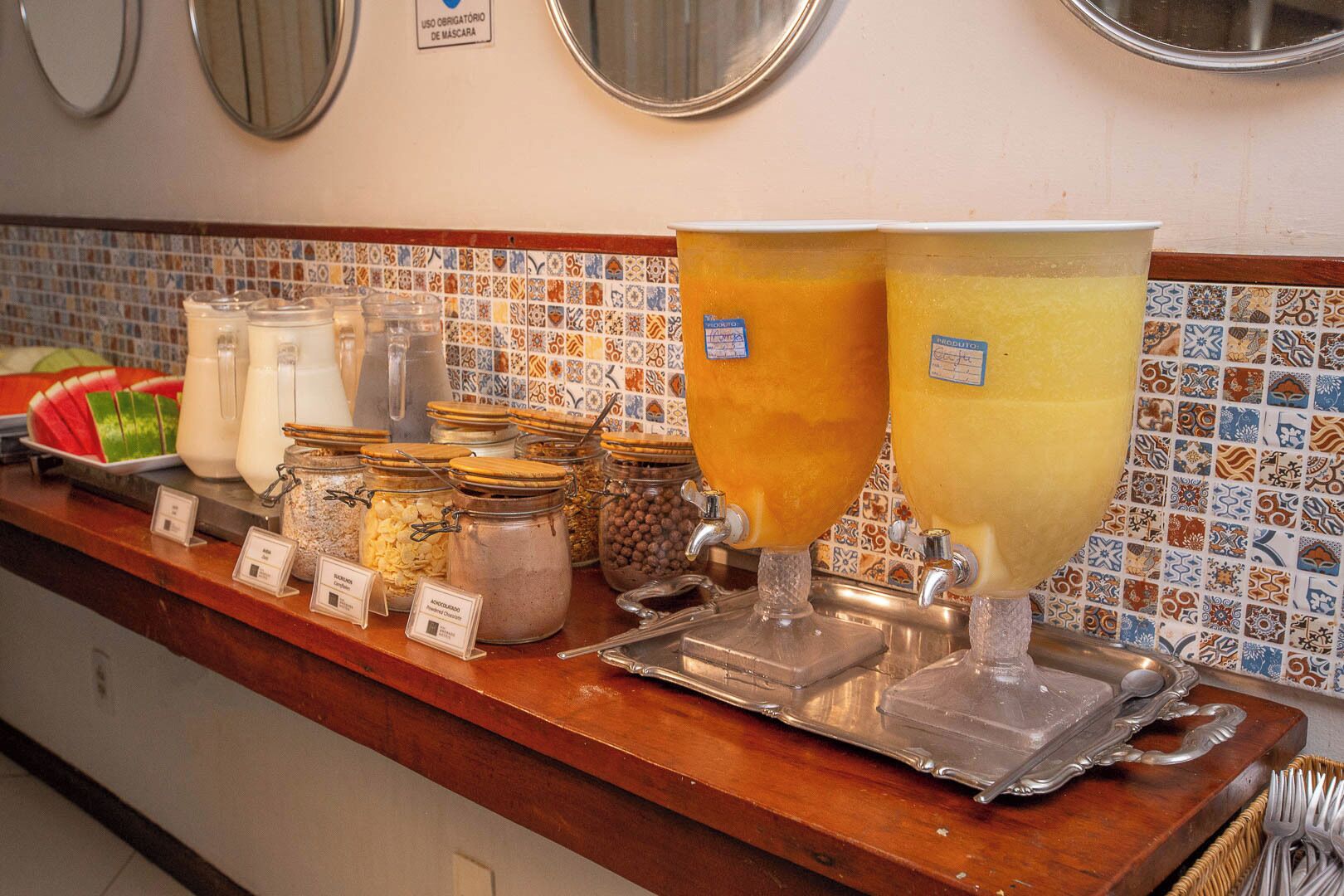 Un mostrador de buffet con diversos alimentos y salsas.