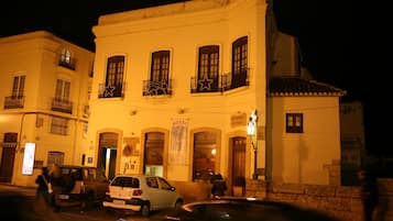 Fachada de la propiedad por la tarde o noche