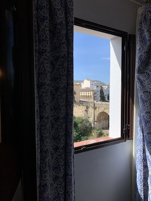 Standard Double Room ( Ventana al Puente Nuevo) | Desk, free WiFi