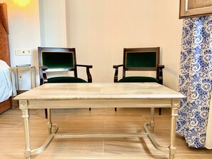 Standard Triple Room (Ventana al Puente Nuevo) | Desk, free WiFi - Hotel Don Miguel (Ronda)