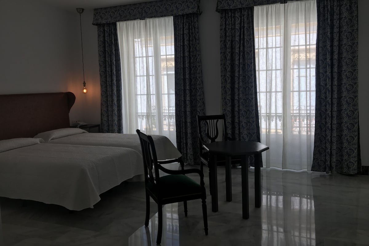 Habitación doble superior, balcón | Escritorio y wifi gratis