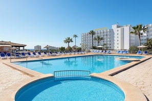 3 outdoor pools, pool umbrellas, pool loungers