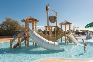 3 outdoor pools, pool umbrellas, sun loungers
