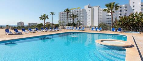 3 ulkouima-allasta, aurinkovarjoja, aurinkotuoleja