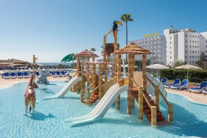A water park with slides, a giraffe statue, and lounge chairs. - Hotel HSM Canarios Park - All Inclusive (Manacor)