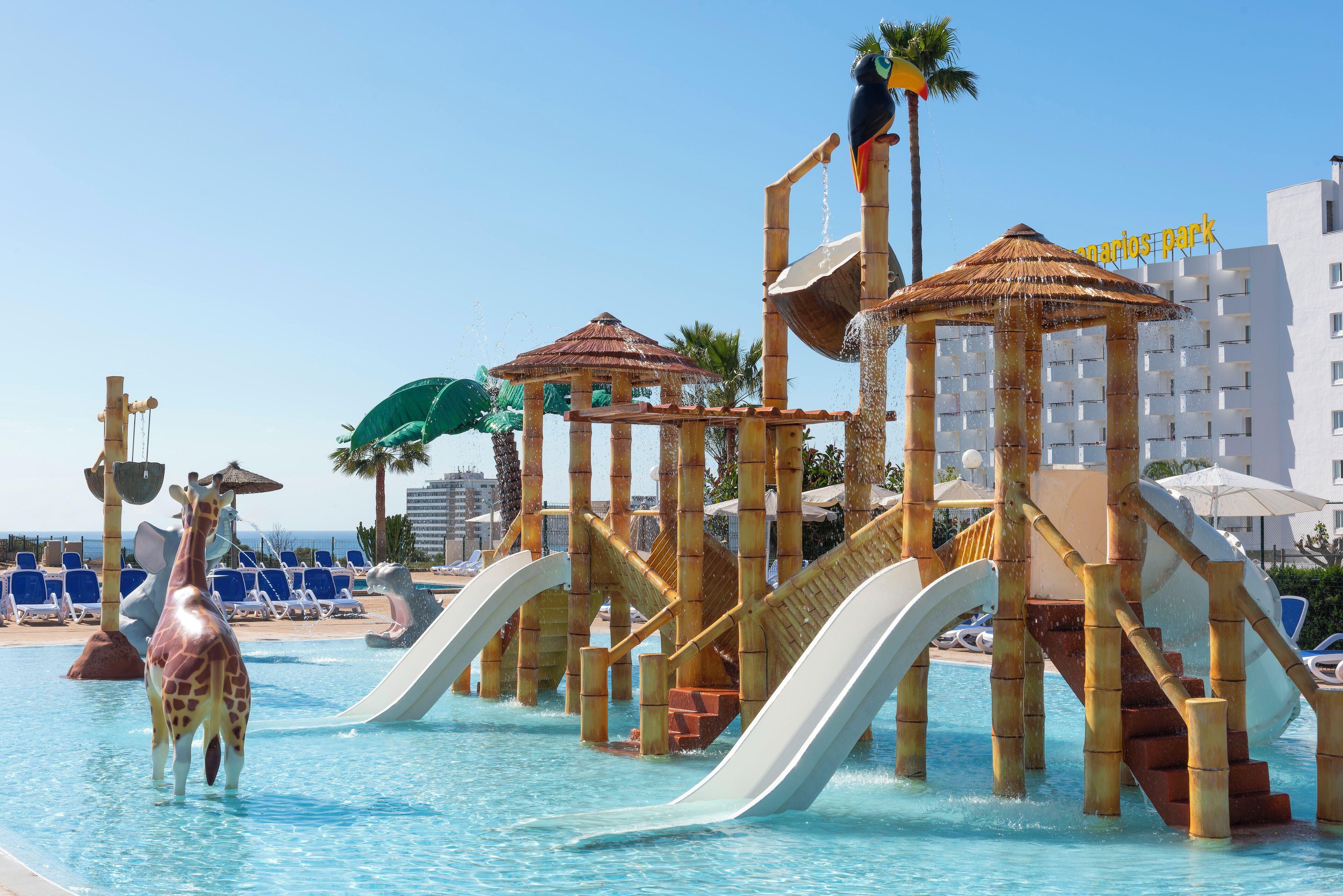 3 ulkouima-allasta, aurinkovarjoja, aurinkotuoleja