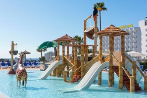 A water park with slides, a giraffe statue, and a sign for 'Aquarius Park'. - Hotel HSM Canarios Park - All Inclusive (Manacor)