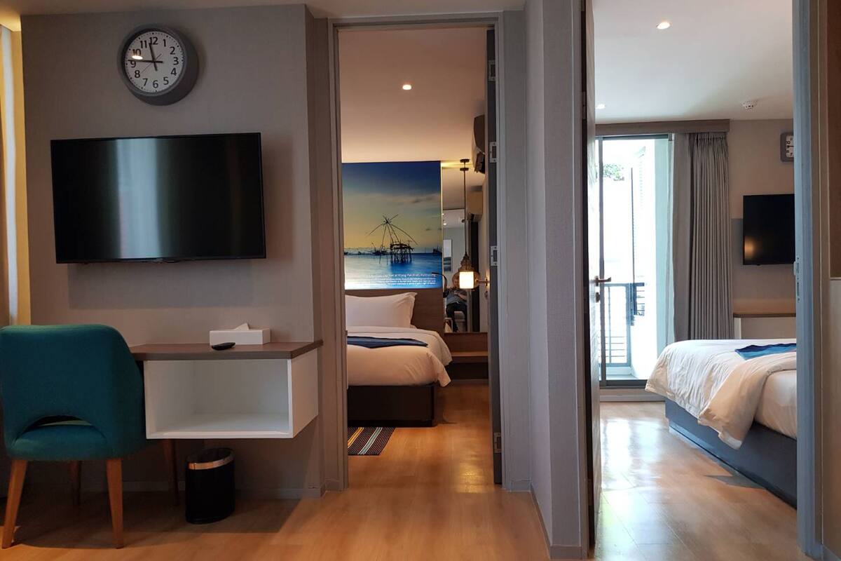 2 Bedroom Family Suite | Két bảo mật tại phòng, bàn, màn/rèm cản sáng, bàn ủi/dụng cụ ủi quần áo 