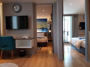 2 Bedroom Family Suite | Pengeskab på værelset, skrivebord, mørklægningsgardiner
