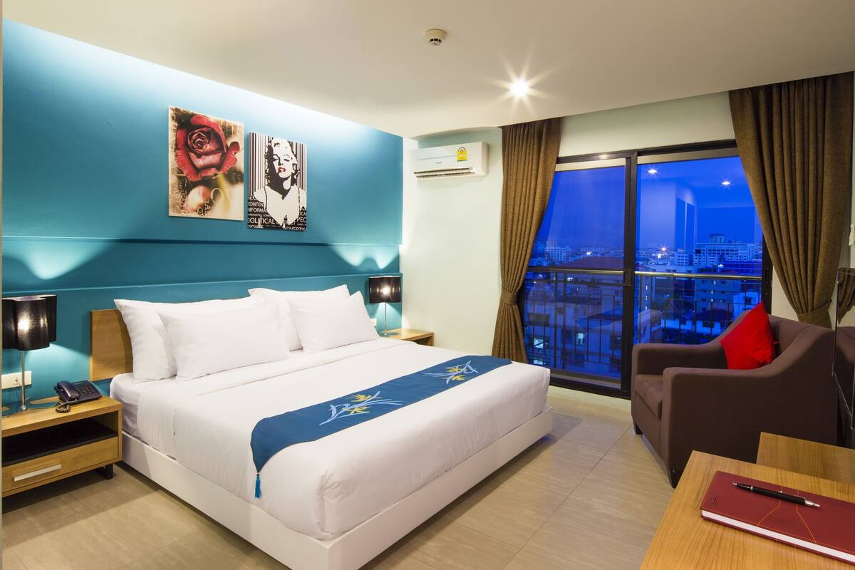 Habitación doble superior | Caja fuerte, escritorio, espacio para trabajar con un portátil