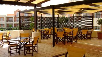 Breakfast and lunch served