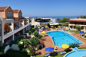 Seasonal outdoor pool, pool umbrellas, sun loungers - Pegasus Hotel (Chania)