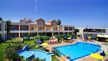 En sÀsongsöppen utomhuspool, parasoller och solstolar