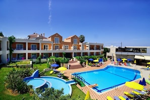 Außenpool (je nach Saison geöffnet), Sonnenschirme, Liegestühle