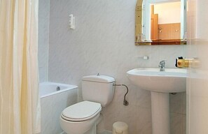 Deep soaking tub, free toiletries, hair dryer, towels