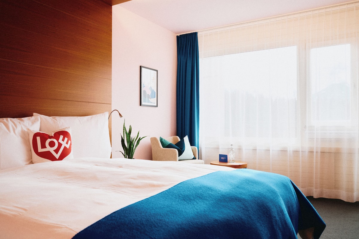 1 bedroom, hypo-allergenic bedding, minibar, in-room safe