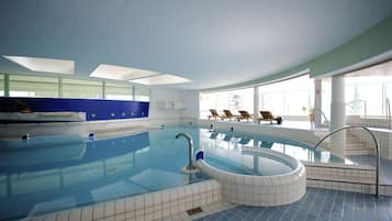 Indoor pool, sun loungers