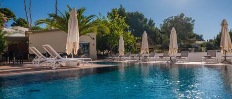 Indoor pool, 3 outdoor pools, pool umbrellas, sun loungers