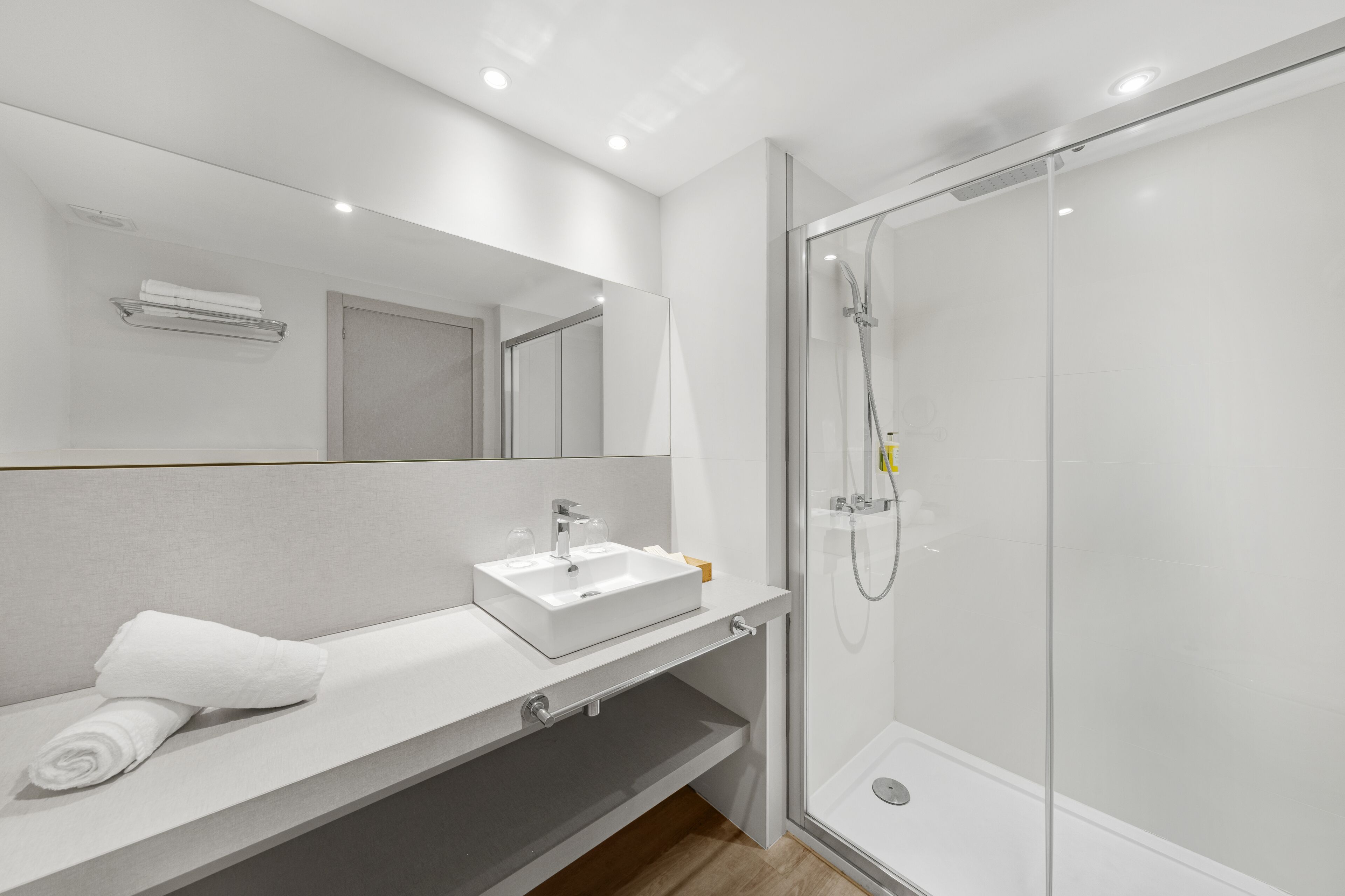 deluxe room | bathroom | free toiletries, hair dryer, slippers, towels