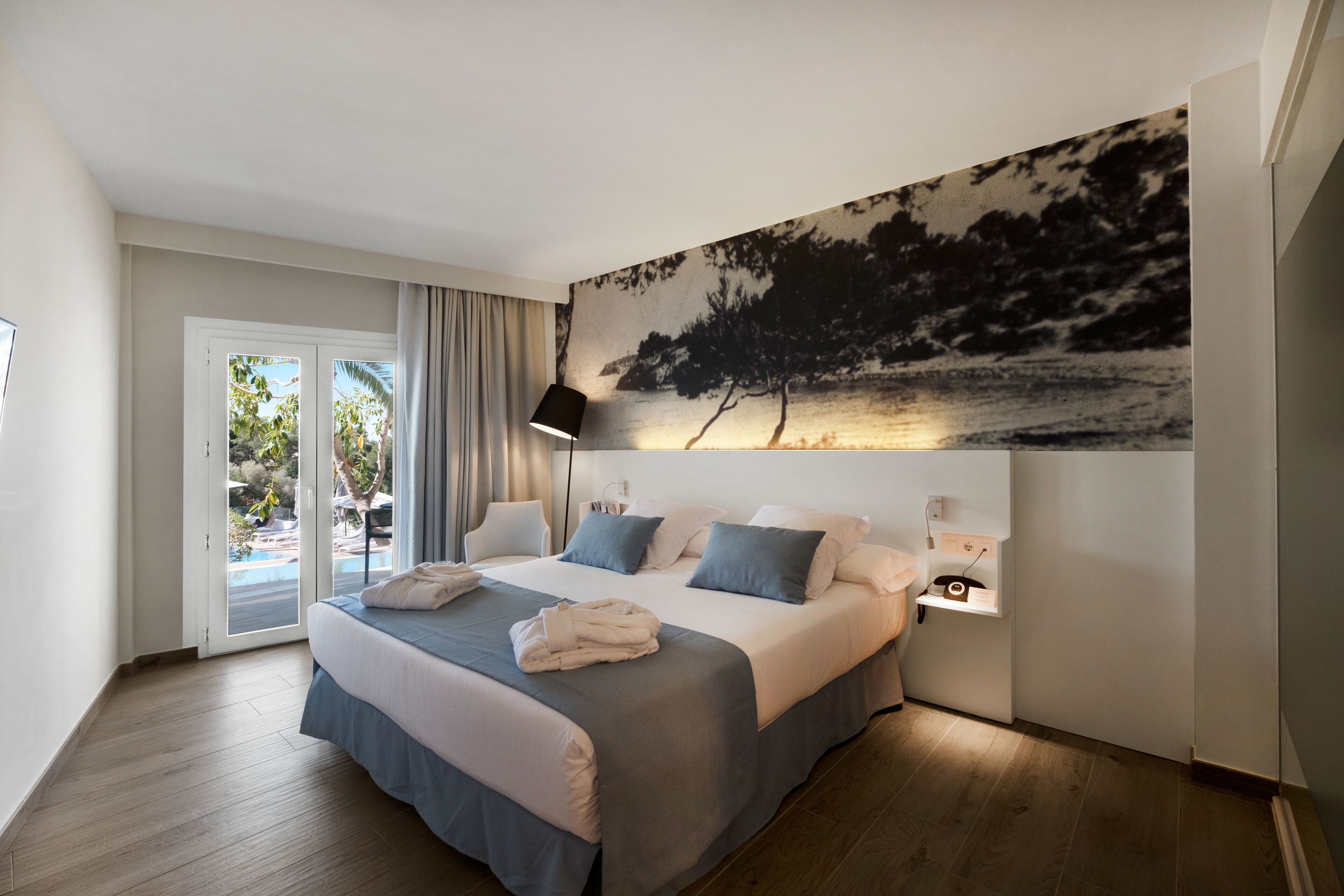 room (gold level swim up) (+16) | 1 bedroom, minibar, in-room safe, soundproofing