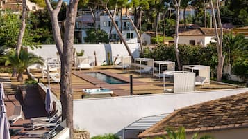 2 piscine all'aperto, ombrelloni da piscina, lettini