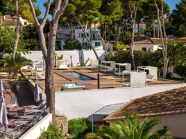 2 piscinas al aire libre, sombrillas, sillones reclinables de piscina