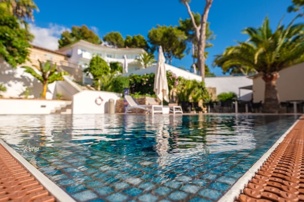 2 outdoor pools, pool umbrellas, pool loungers