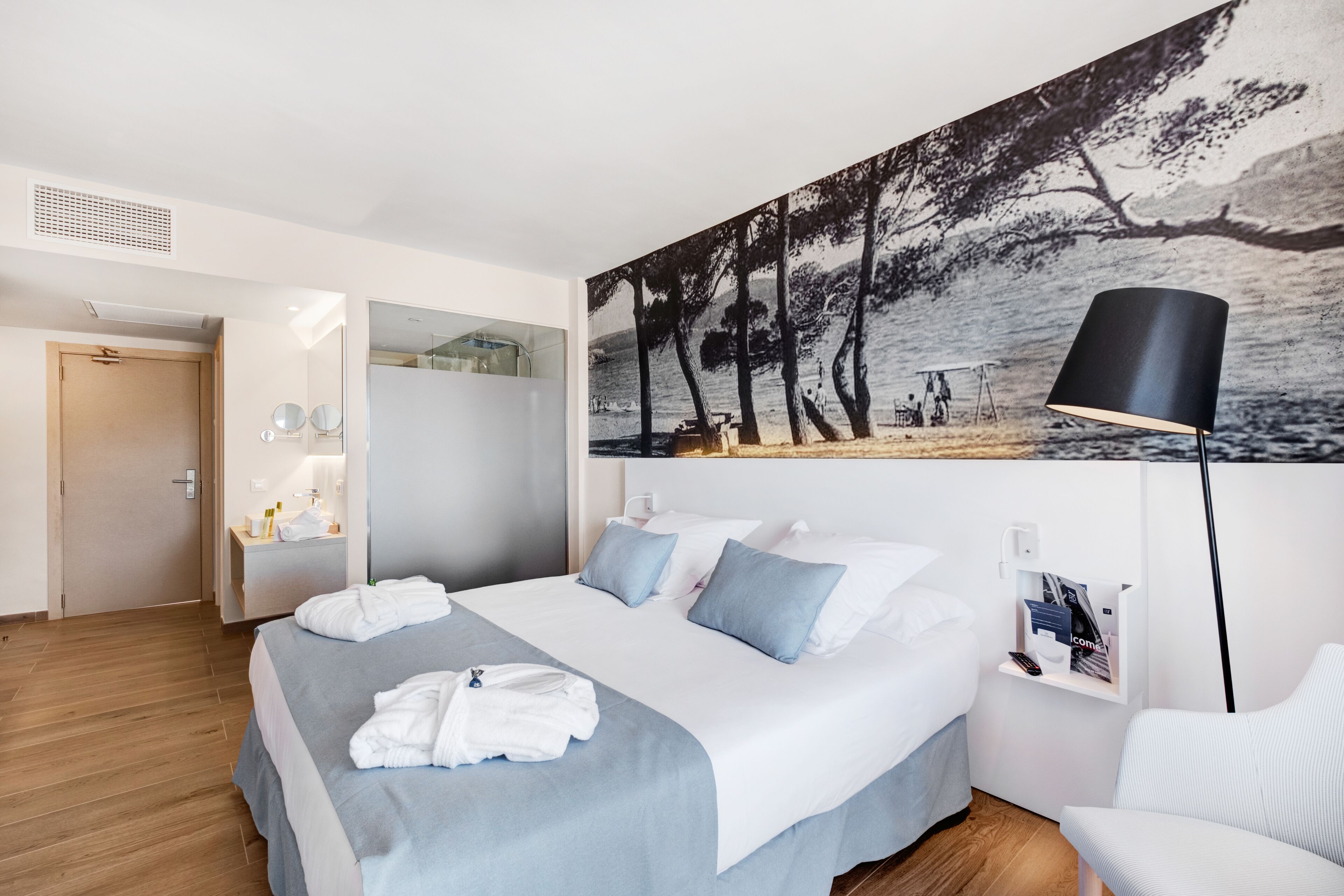 room, sea view (gold level - zona cala) (+16) | 1 bedroom, minibar, in-room safe, soundproofing